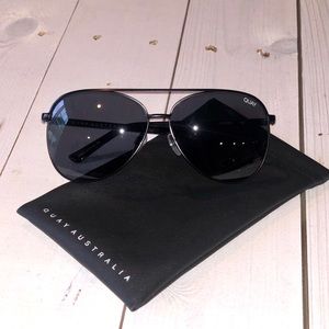 Quay Vivienne Sunglasses Black/Smoke